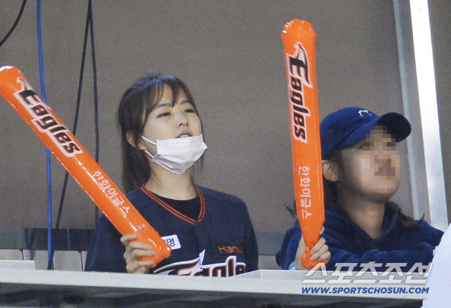 Zo In-sung, Park Bo-young, and Stars Celebrate Hanwha’s First Korean Series in 19 Years
