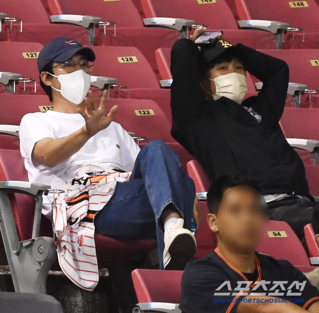 Zo In-sung, Park Bo-young, and Stars Celebrate Hanwha’s First Korean Series in 19 Years