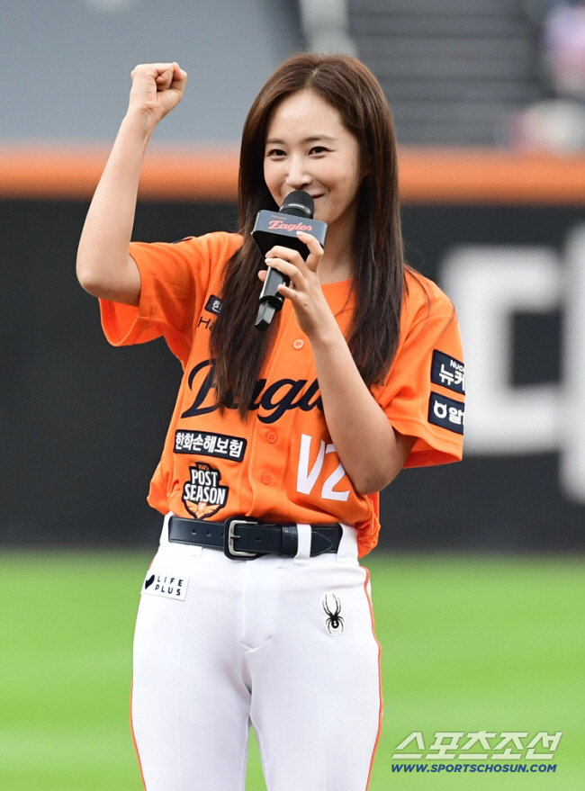 Zo In-sung, Park Bo-young, and Stars Celebrate Hanwha’s First Korean Series in 19 Years