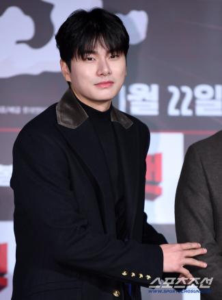 Lee Yi-kyung Appears on ‘Hangout WIth Yoo’ Unshaken by Privacy Rumors