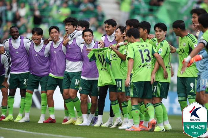Perfect discharge present! Gimcheon, Jeon Jin-woo's 15th goal, Jeonbuk with two goals and one-man show led by Lee Dong-kyung, 32 come-from-behind wins