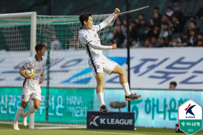 Perfect discharge present! Gimcheon, Jeon Jin-woo's 15th goal, Jeonbuk with two goals and one-man show led by Lee Dong-kyung, 32 come-from-behind wins