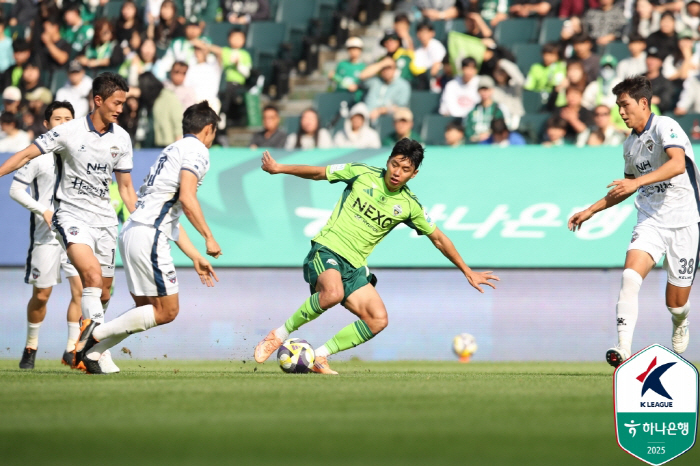 Perfect discharge present! Gimcheon, Jeon Jin-woo's 15th goal, Jeonbuk with two goals and one-man show led by Lee Dong-kyung, 32 come-from-behind wins