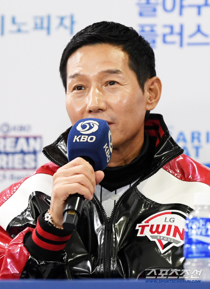  Coach Yeom Kyung-yeop is running after winning