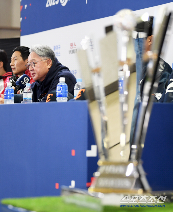  Director Kim Kyung-moon raises the trophy at Hanwha