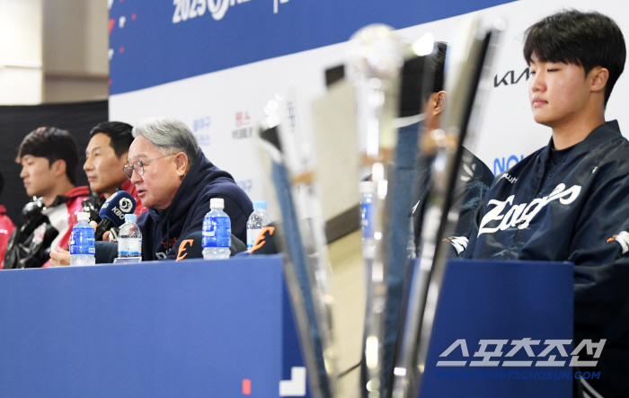  Director Kim Kyung-moon's trophy in front of him