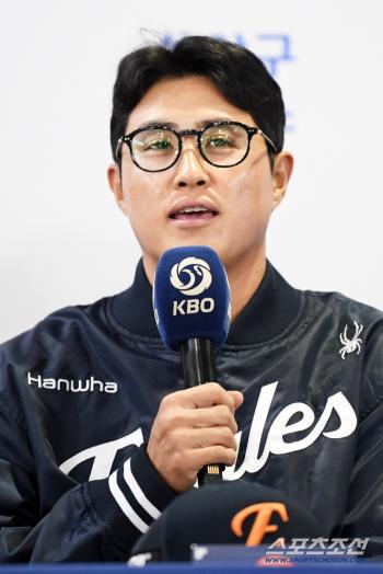  Hanwha Captain Chae Eun-sung is running after winning