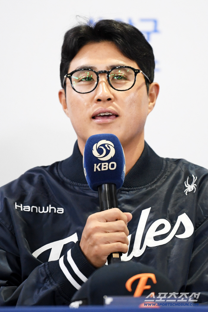  Hanwha Captain Chae Eun-sung is running after winning
