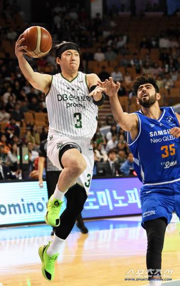  Lee Jung Hyun, pass after breaking through