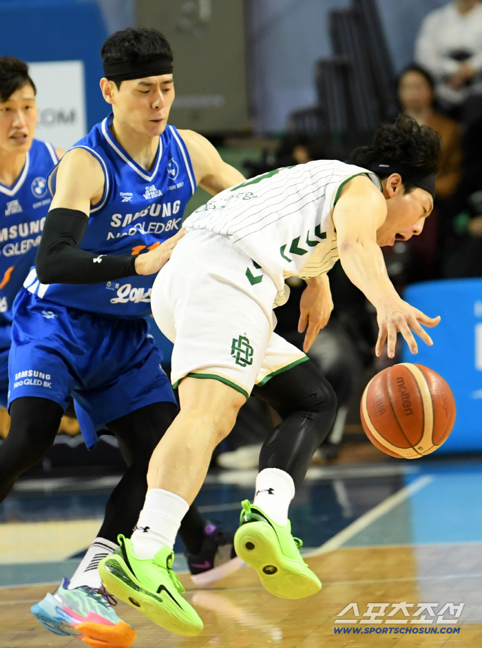  Lee Jung-hyun struggles with Lee Kwan-hee's tough defense