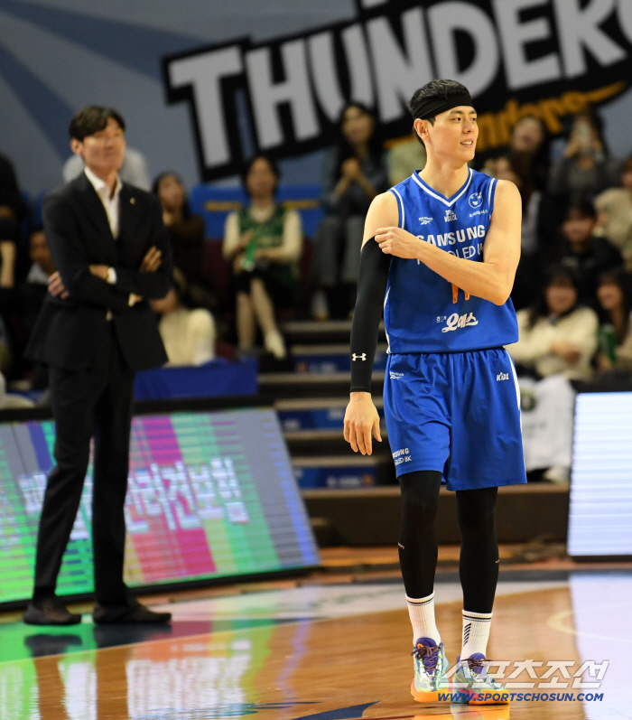  Lee Kwan-hee greets head coach Kim Joo-sung before the game