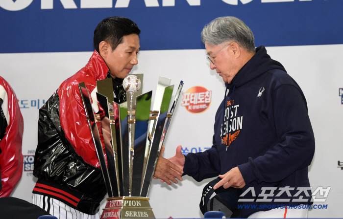  LG manager Yeom Kyung-yeop and Hanwha manager Kim Kyung-moon will face off in the Korean Series
