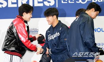 Lim Chan Kyu Jung Woojoo, throw it gently