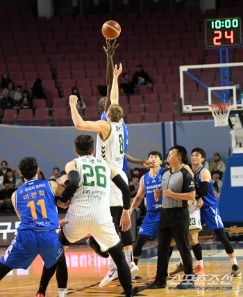 Nicholson Ellonson Jumpball