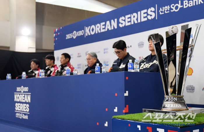  Who is the winner of the Korean Series trophy?