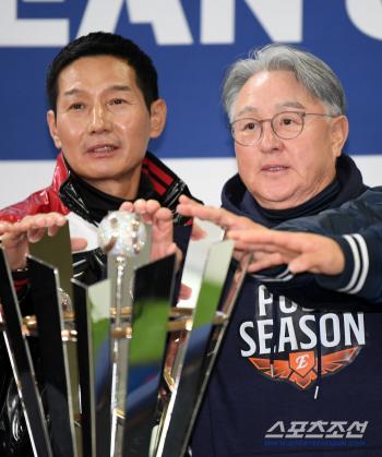 Yum Kyung-yeop Kim Kyung-moon's trophy