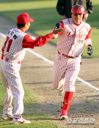 Please take a precious opportunity. Hanwha's permanent absentee legend Kim Tae-kyun and Moon Hyun-bin and Roh Si-hwan, who came to mind for the Korean Series 19 years ago, hope they continue to overcome the pressure well