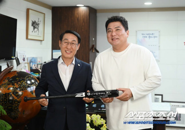 Please take a precious opportunity. Hanwha's permanent absentee legend Kim Tae-kyun and Moon Hyun-bin and Roh Si-hwan, who came to mind for the Korean Series 19 years ago, hope they continue to overcome the pressure well