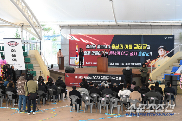 Please take a precious opportunity. Hanwha's permanent absentee legend Kim Tae-kyun and Moon Hyun-bin and Roh Si-hwan, who came to mind for the Korean Series 19 years ago, hope they continue to overcome the pressure well