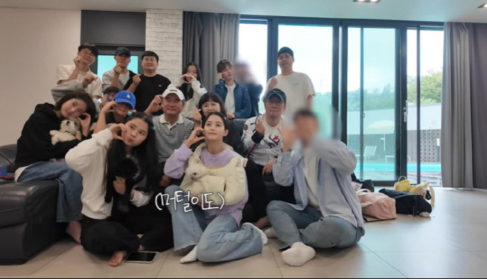 Thirteen siblings, Nam Bo-ra, have a new family...16 members in a large family trip room. Han Se-wol