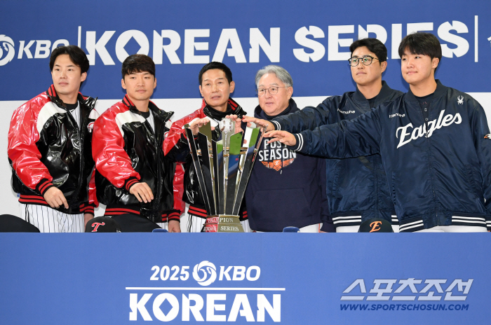 You've only been dissing me, but why are you giving words of blessing? I thought Lim Chan-kyu, who is facing Son Ah-seop in KS, was getting a sawdust by squeezing his bat. Let's play hard.
