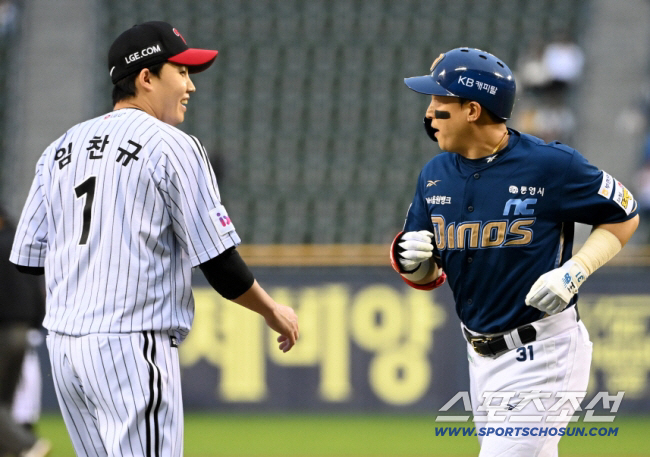 You've only been dissing me, but why are you giving words of blessing? I thought Lim Chan-kyu, who is facing Son Ah-seop in KS, was getting a sawdust by squeezing his bat. Let's play hard.