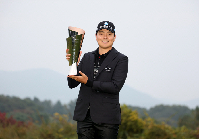 1 billion won in the round of life  1 billion won in the DP World Tour, and he kept missing the Iron Man title in front of him