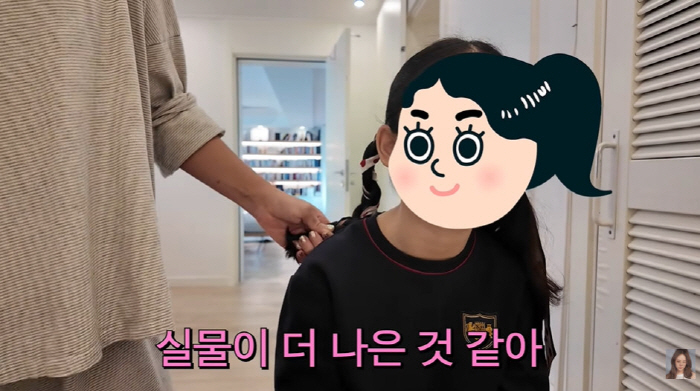 Baek Ji-young's 9-year-old daughter looks prettier before plastic surgery. (Baek Ji-young)
