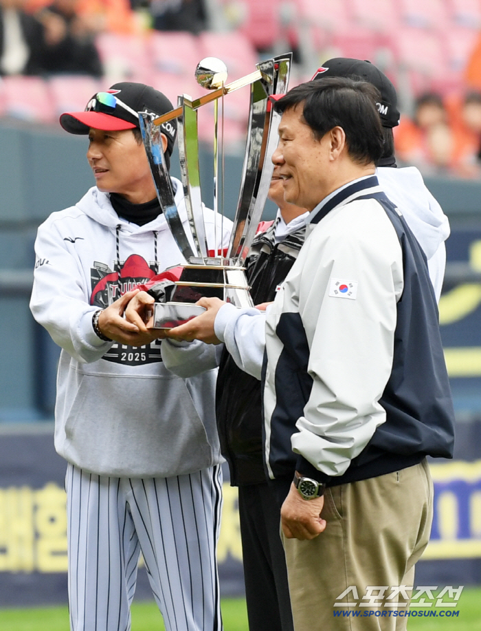 Even if you lose 10 points, don't give up and let's do it until the end. LG's desperation as Yum Liang said. the front office, the team and the coaching staff are all in common