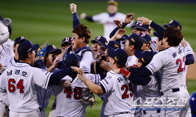 If the team wins the first round, it has a 73.2 percent chance of winning the championship. However, Hanwha has a 20 percent chance of winning the championship. Tilted playground from the beginning. Will Hanwha use the 6th miracle?