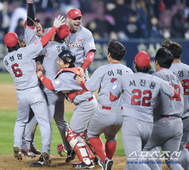 If the team wins the first round, it has a 73.2 percent chance of winning the championship. However, Hanwha has a 20 percent chance of winning the championship. Tilted playground from the beginning. Will Hanwha use the 6th miracle?