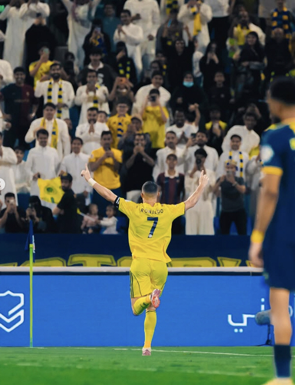 I'm not a human being. I'm only 50 goals up to 1000 goals…Ronaldo has scored four consecutive goals → 950th goal in a row