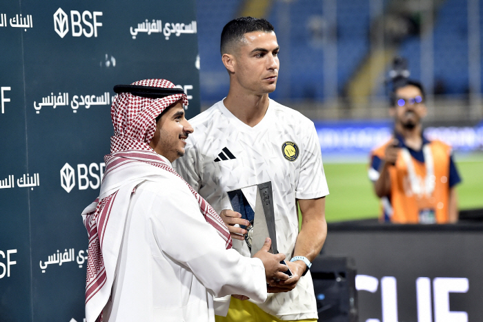 I'm not a human being. I'm only 50 goals up to 1000 goals…Ronaldo has scored four consecutive goals → 950th goal in a row