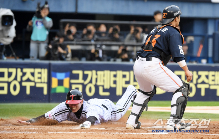 It looked like 100m for 10m for the twisted Changgi LG → Noh Si-hwan, who gave up the throw, and Hong Chang-ki, who woke up like an otuk.