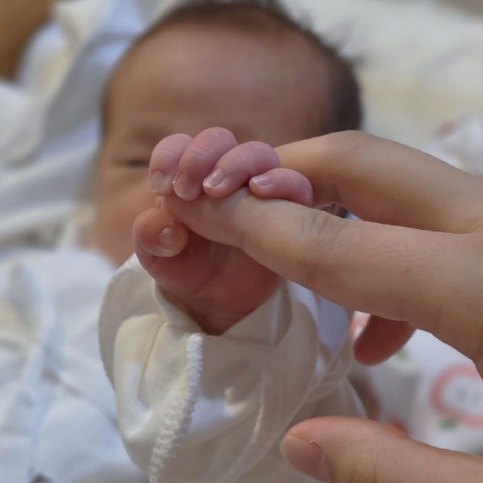 It's postpartum bleeding, so I almost couldn't hold the twins' hands. The emergency room is more urgent