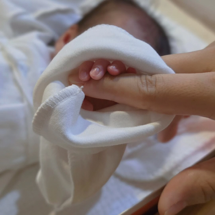 It's postpartum bleeding, so I almost couldn't hold the twins' hands. The emergency room is more urgent