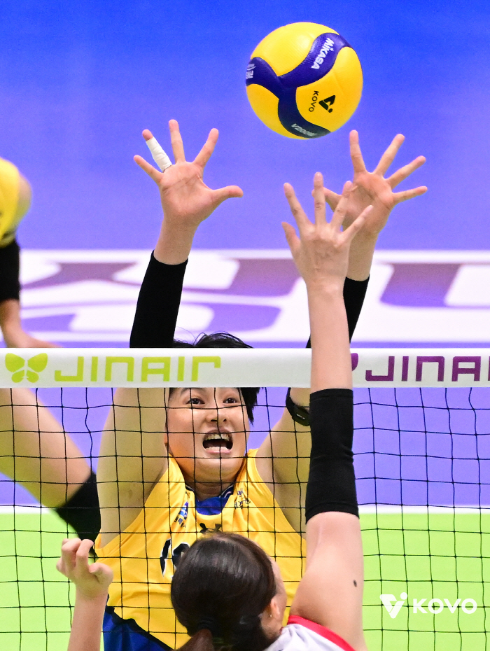 It's worth moving the team. No. 8! Kim Hee-jin achieved 600 blocks...I revitalized the Suwon court