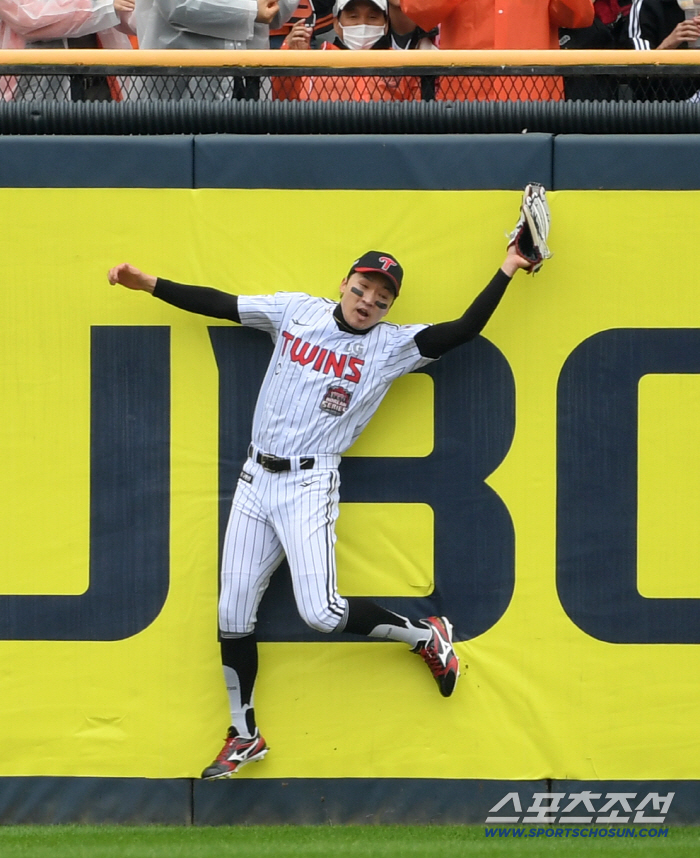 It's you again? Hanwha fan PTSD is coming LG Park Hae-min, good defense for wall climbing from the first inning of Game 1