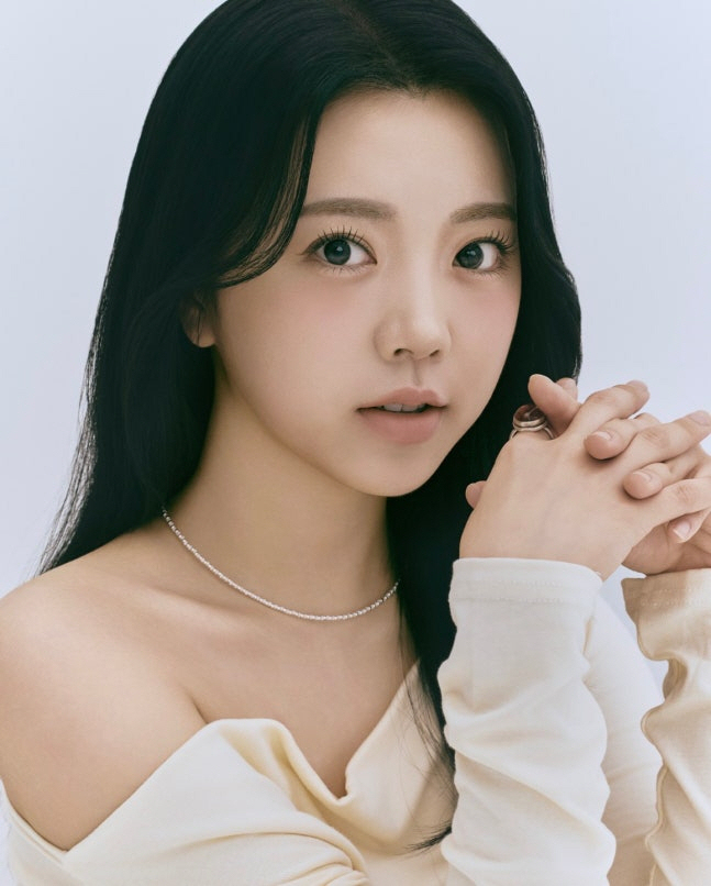 Kang Da-min, a Queens Eye native, signed an exclusive contract with Davuienm