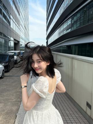 Karina, the 'unfamiliar goddess,' still looks innocent under natural light. 