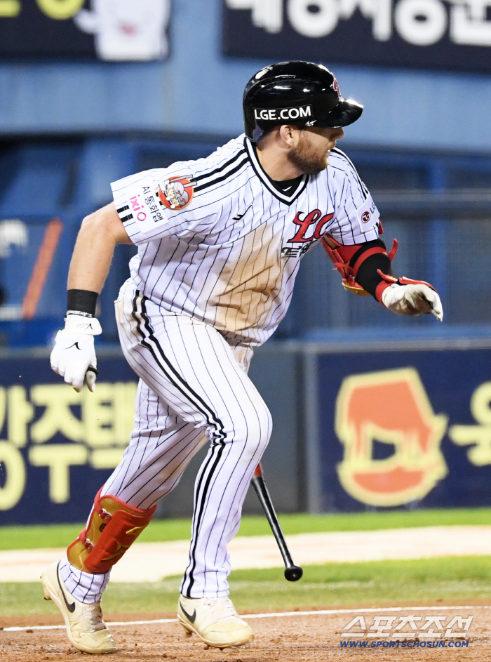 Kim Hyun-soo is the fourth hitter in the first round. a .300 hitter is on standby for a substitute