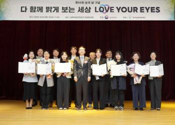 Kim Yong-ran, CEO of Kim Ophthalmology Hospital, received a commendation from the Minister of Health and Welfare for contributing to the improvement of eye health