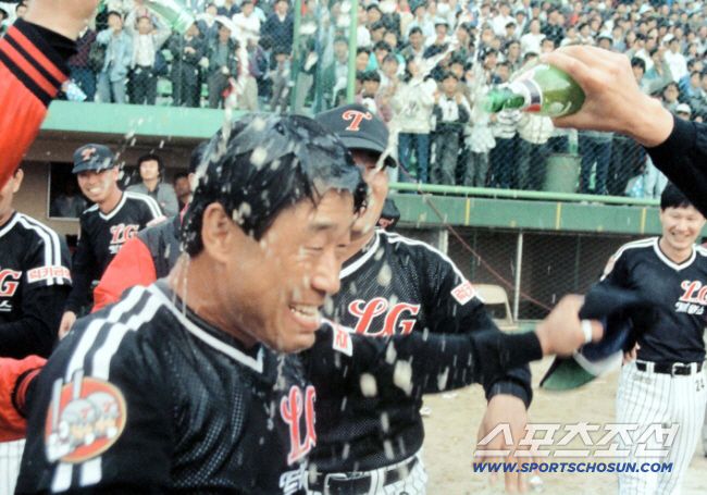 The main player of LG's victory in 1990 will appear in Jamsil...The Korean national anthem is produced by the cheering song of the national team