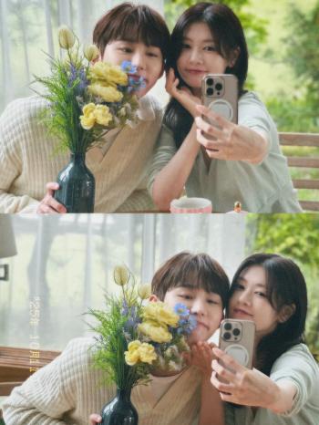 'Merry, I'm sorry.' Seo Beom-joon of 'WJMerry Me' and Jung So-min of his ex-girlfriend, taking a selfie together.