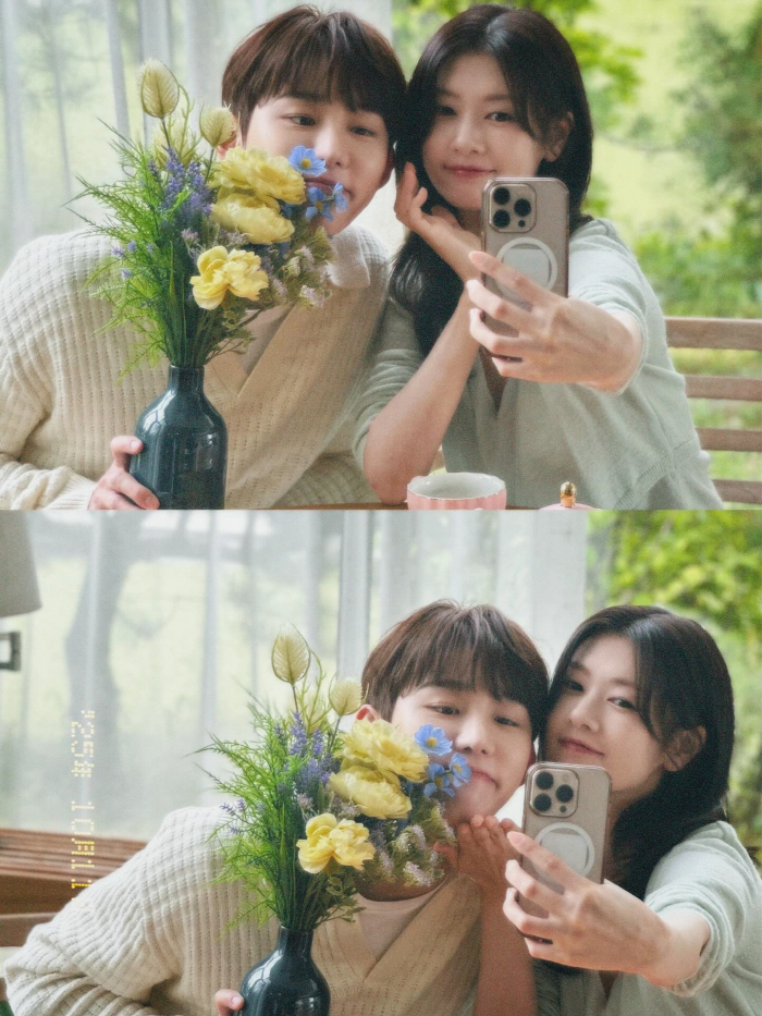 'Merry, I'm sorry.' Seo Beom-joon of 'WJMerry Me' and Jung So-min of his ex-girlfriend, taking a selfie together. 