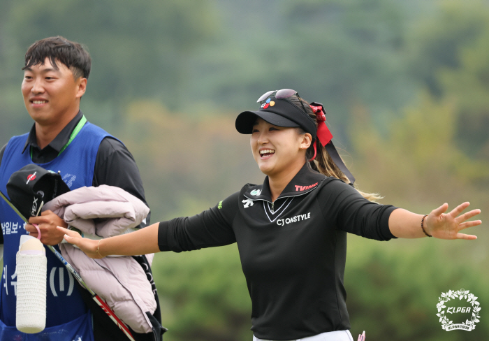 The moment I've dreamed of since I was young, a Chinese national player speaks fluent Korean... Li Shu-ying wins his first KLPGA regular tour debut, and wins the first foreign player in 10 years