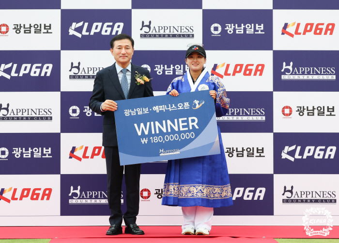 The moment I've dreamed of since I was young, a Chinese national player speaks fluent Korean... Li Shu-ying wins his first KLPGA regular tour debut, and wins the first foreign player in 10 years