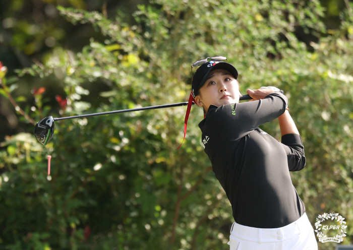 The moment I've dreamed of since I was young, a Chinese national player speaks fluent Korean... Li Shu-ying wins his first KLPGA regular tour debut, and wins the first foreign player in 10 years