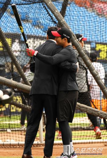 Cha Woo Chan and Oh Ji Hwan, a hot hug