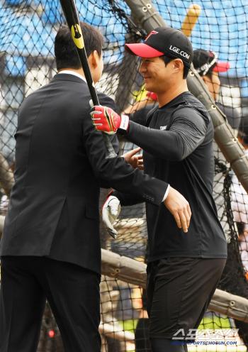 Cha Woo Chan and Oh Ji Hwan, a hot hug